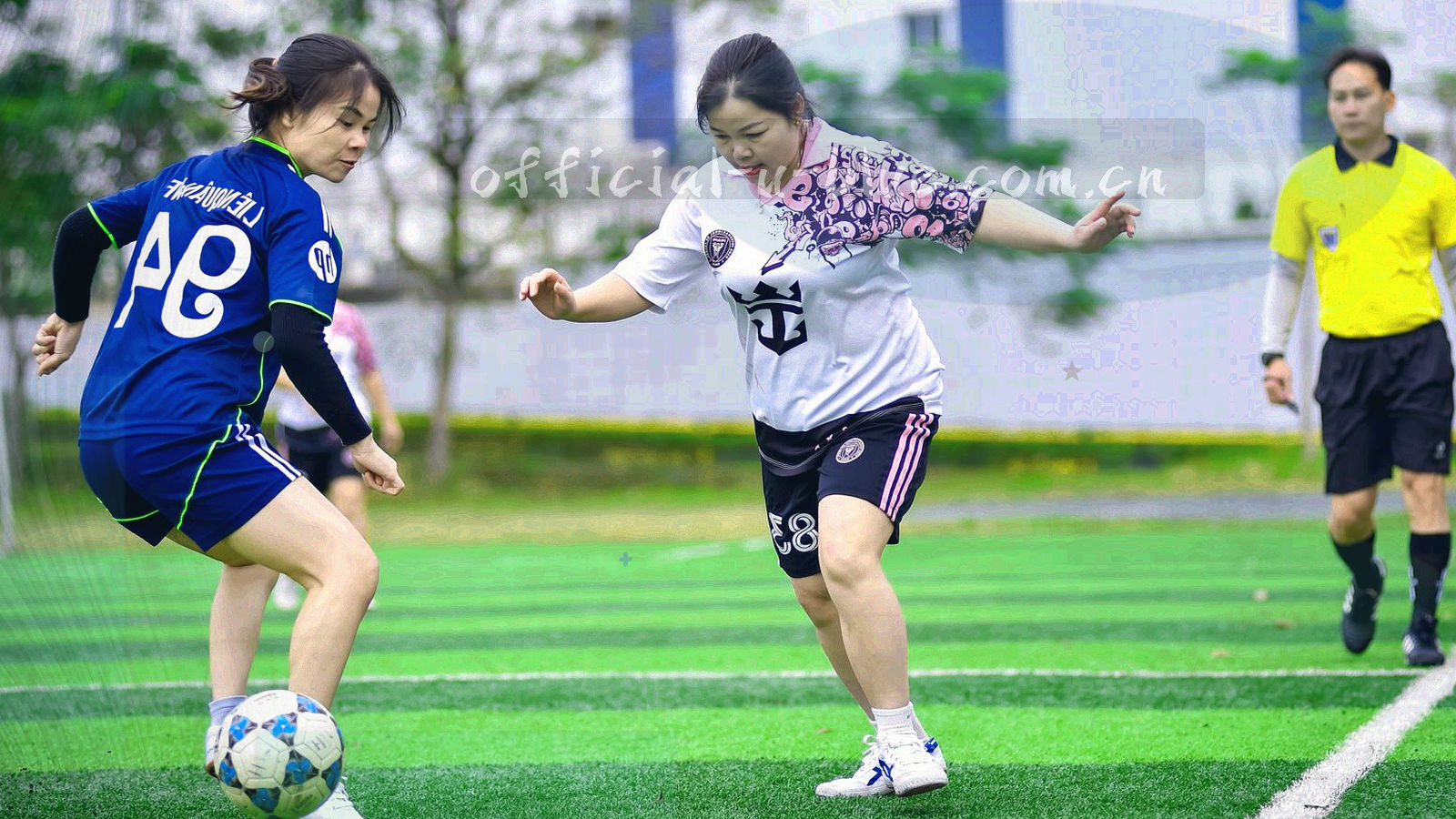 版本条与批次标签的局部特写，显示当前生效的 10 月批次信息